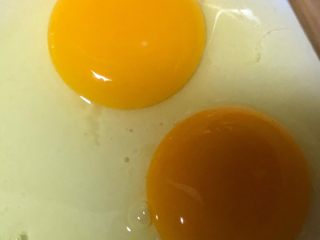 西红柿疙瘩汤,准备两个鸡蛋