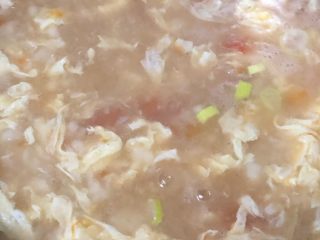 西红柿疙瘩汤,将准备好的料汁倒入锅中搅拌均匀
