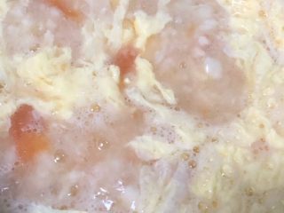 西红柿疙瘩汤,鸡蛋液逆着方向倒入
