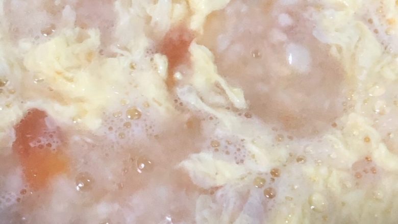 西红柿疙瘩汤,鸡蛋液逆着方向倒入
