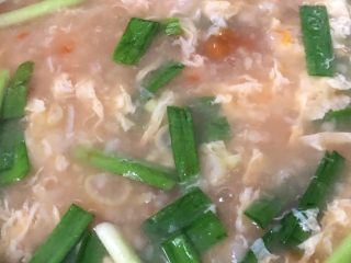 西红柿疙瘩汤,倒入韭菜段搅匀