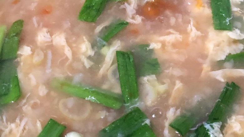 西红柿疙瘩汤,倒入韭菜段搅匀