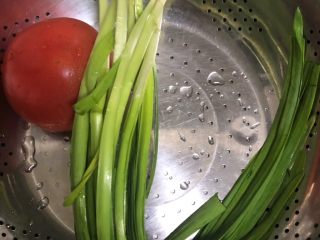 西红柿疙瘩汤,西红柿韭菜洗干净控水