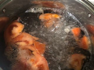 西红柿疙瘩汤,锅开捞出西红柿皮
