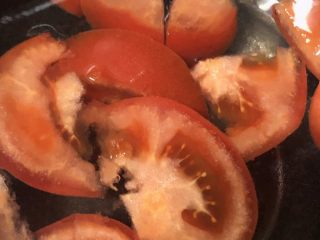 西红柿疙瘩汤,西红柿切小块放入水中