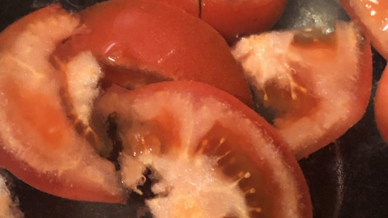 西红柿疙瘩汤,西红柿切小块放入水中