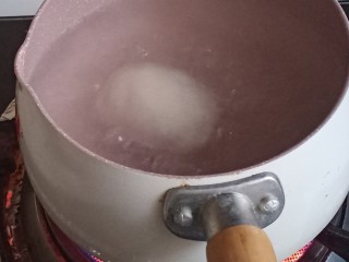 南瓜汤圆,放入热水锅中，煮5－8分钟左右，煮熟捞出