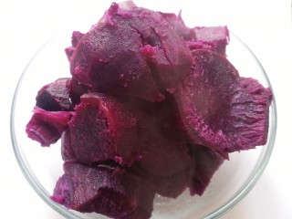南瓜汤圆,这个时候做紫薯馅。紫薯去皮切小块，蒸熟