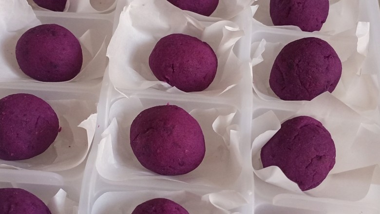南瓜汤圆,混合好的紫薯分成15克一个的剂子，搓圆球，放冰箱冷藏2小时以上