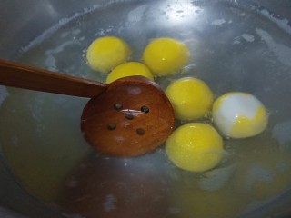 南瓜汤圆,烧开水，水煮开后放入汤圆，煮到飘起来就熟了。捞出