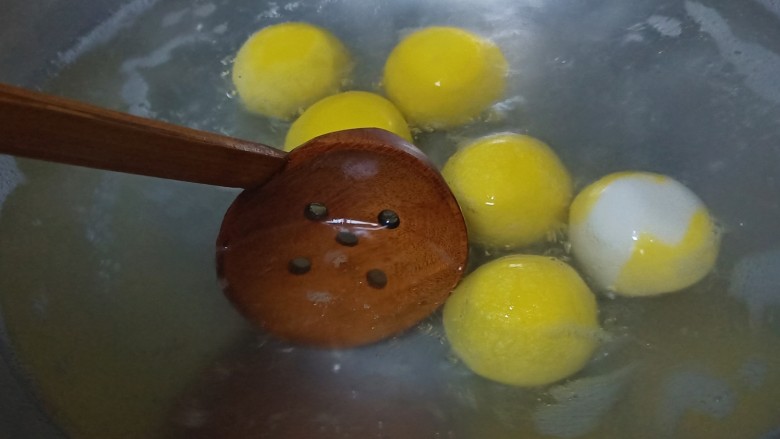 南瓜汤圆,烧开水，水煮开后放入汤圆，煮到飘起来就熟了。捞出