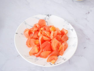 西红柿炒土豆片,西红柿洗净去皮切小块