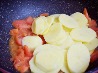 西红柿炒土豆片,加入土豆