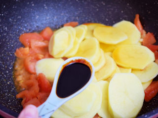 西红柿炒土豆片,加入老抽