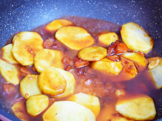西红柿炒土豆片,加入适量的清水，没过土豆即可