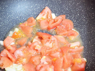 西红柿炒土豆片,放入西红柿翻炒至出汁