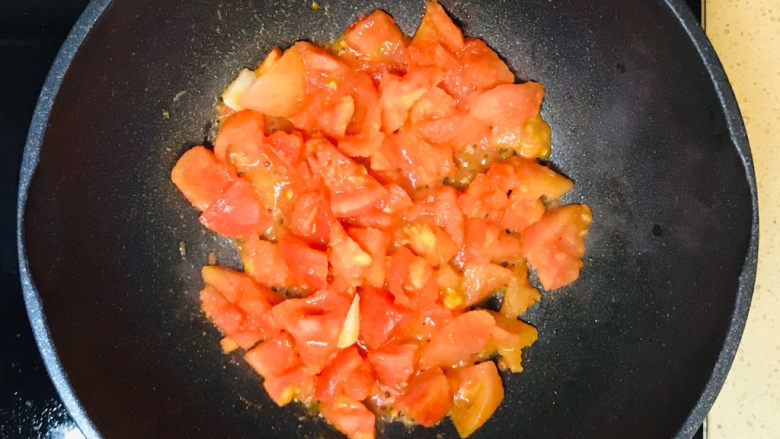 西红柿炒土豆片,不停地煸炒