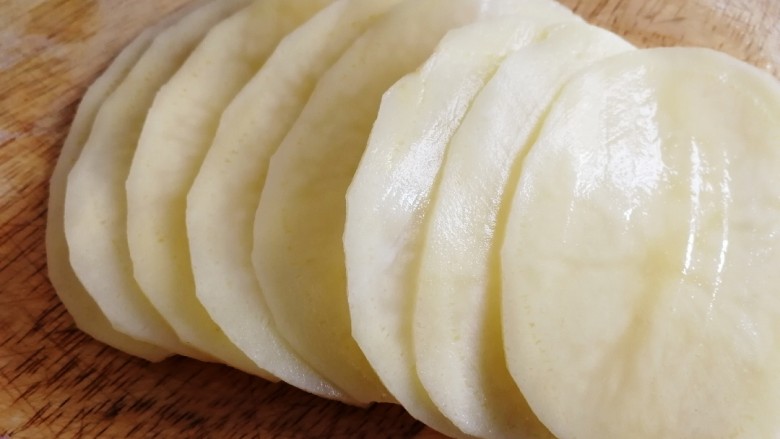 薯片,切成均匀厚度的薄片。