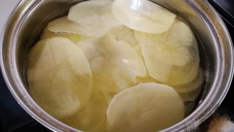 薯片,锅里水开放入土豆片。