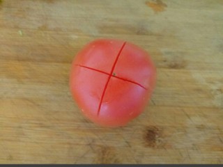 西红柿疙瘩汤,西红柿清洗干净，顶部切十字刀