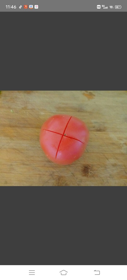 西红柿疙瘩汤,<a style='color:red;display:inline-block;' href='/shicai/ 3551'>西红柿</a>清洗干净，顶部切十字刀