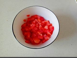 西红柿疙瘩汤,然后将西红柿切成小块