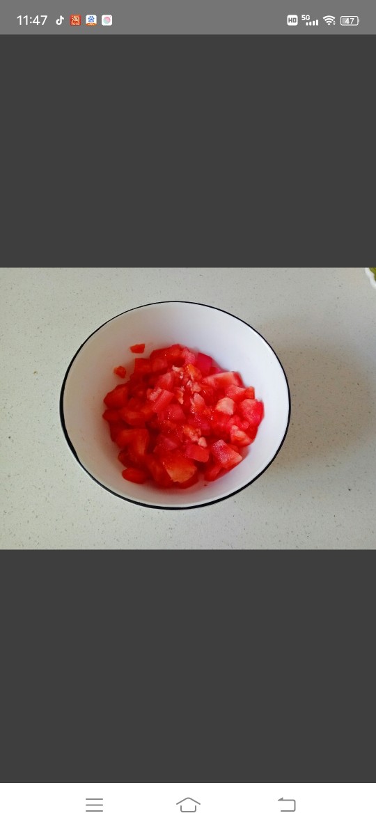 西红柿疙瘩汤,然后将西红柿切成小块