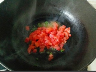 西红柿疙瘩汤,加入西红柿碎小火翻炒出汤汁
