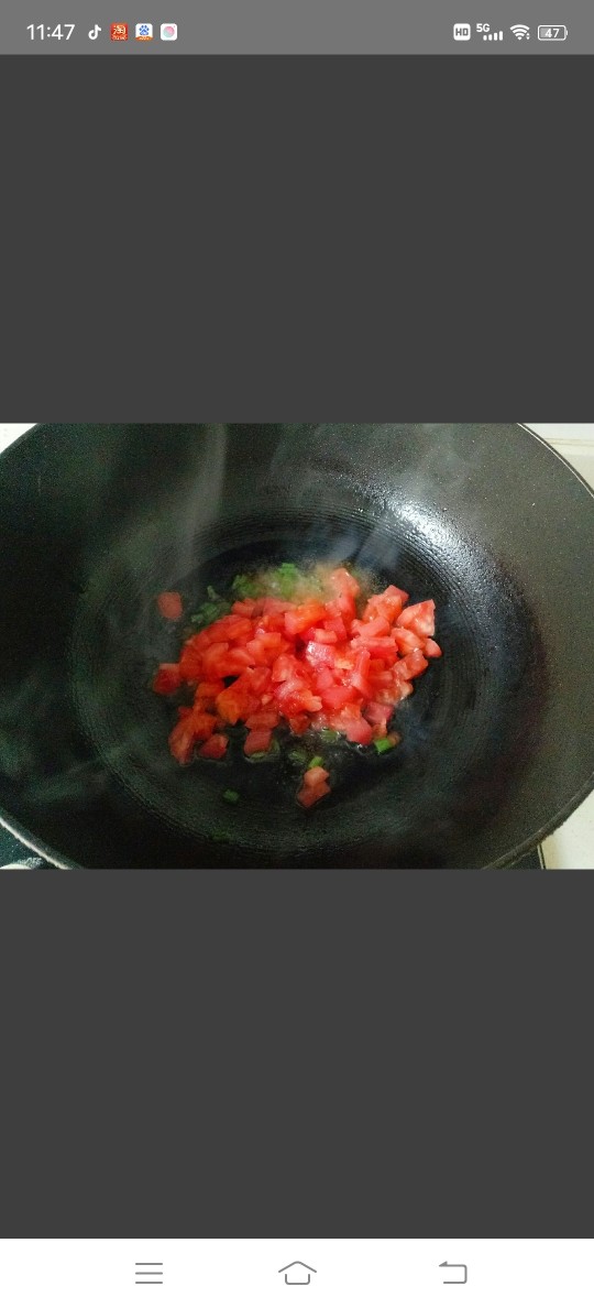 西红柿疙瘩汤,加入西红柿碎小火翻炒出汤汁
