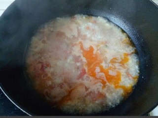 西红柿疙瘩汤,加入1碗清水煮开，加入搅好的碎疙瘩搅拌均匀