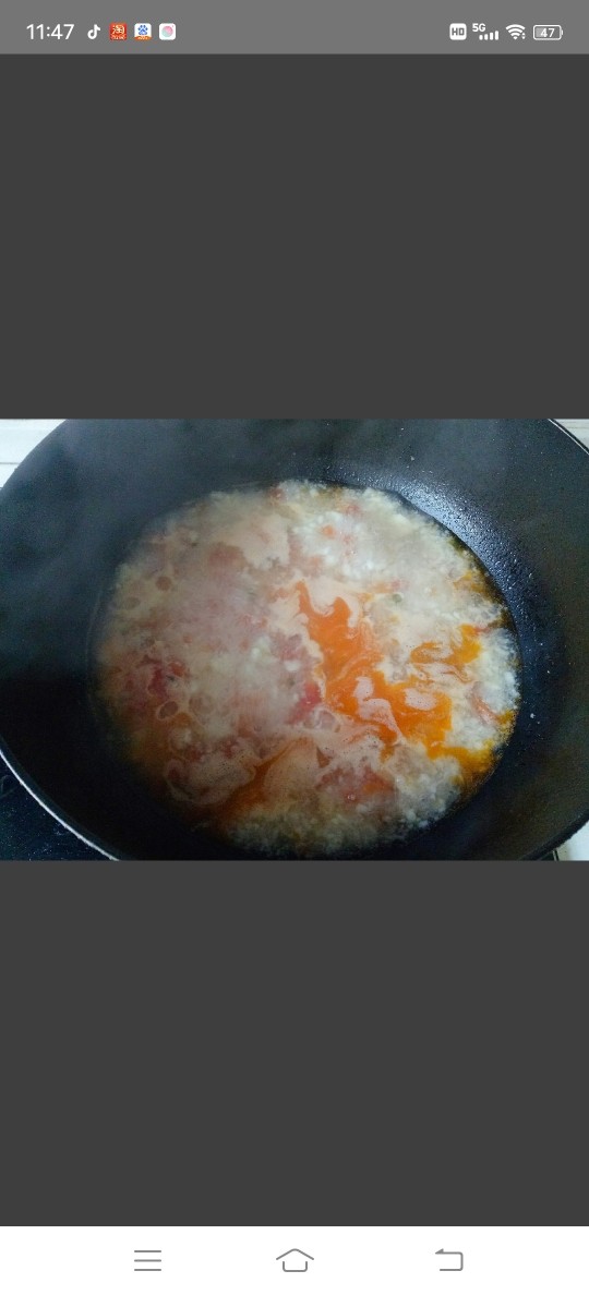 西红柿疙瘩汤,加入1碗清水煮开，加入搅好的碎疙瘩搅拌均匀