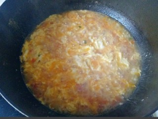 西红柿疙瘩汤,再次煮开，淋入鸡蛋液，搅拌均匀
