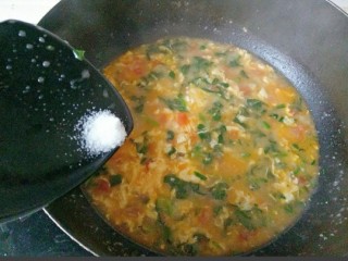 西红柿疙瘩汤,最后加入适量盐调味，淋入香油搅拌均匀即可