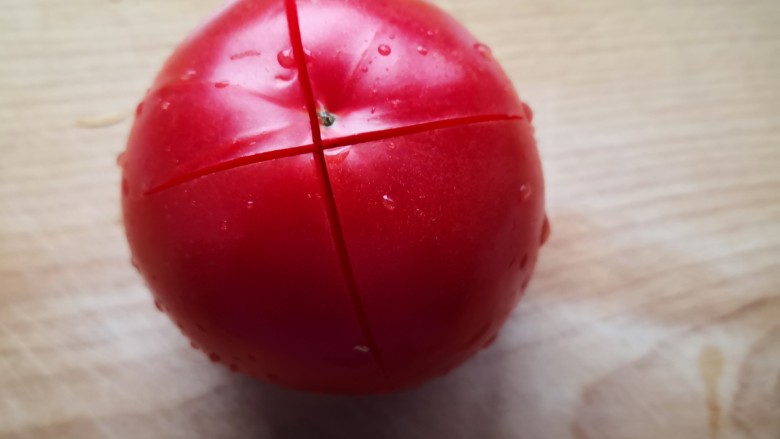 西红柿疙瘩汤,西红柿洗干净用刀划十字