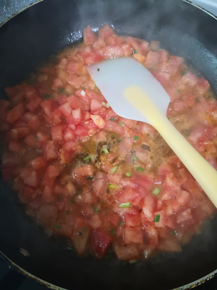 西红柿疙瘩汤,放入西红柿丁翻炒一会
