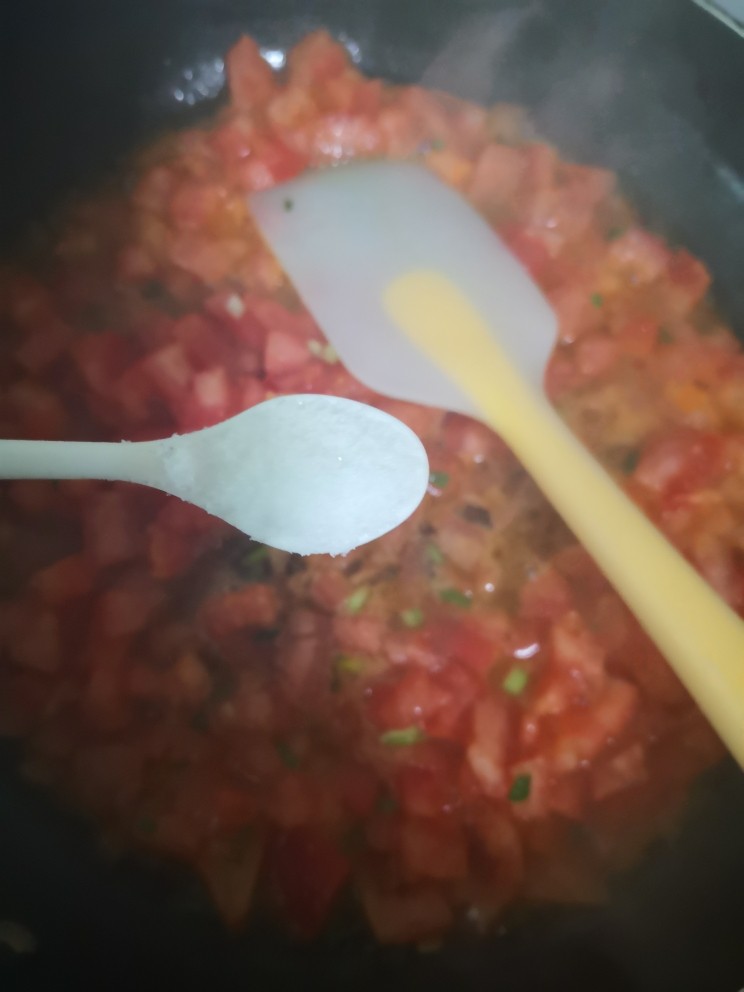 西红柿疙瘩汤,调入盐