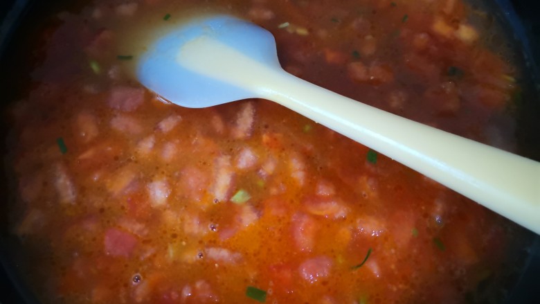 西红柿疙瘩汤,加入适量清水大火烧开