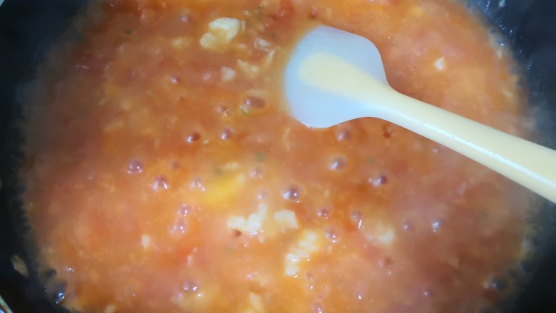 西红柿疙瘩汤,放入面疙瘩，边放边搅拌
