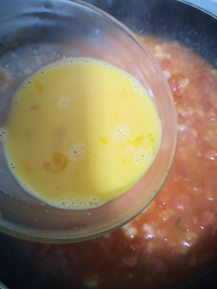西红柿疙瘩汤,倒入鸡蛋液转圈倒
