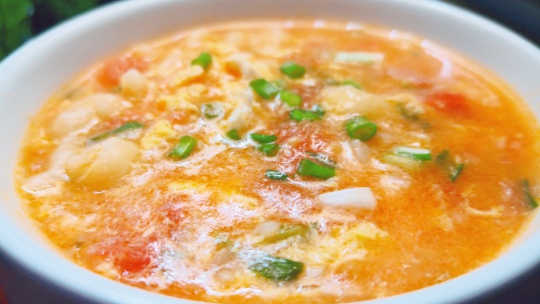西红柿疙瘩汤,再撒上葱花即可享用了