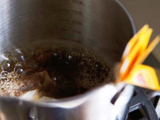 芋泥奶茶,小奶锅加入三百毫升水，煮开加入茶包，煮至茶汤颜色变浓