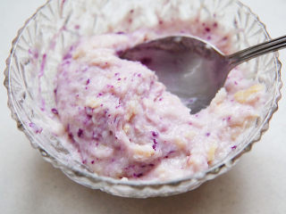 芋泥奶茶,如果喜欢有紫色系，加一茶匙紫薯粉，搅拌均匀，