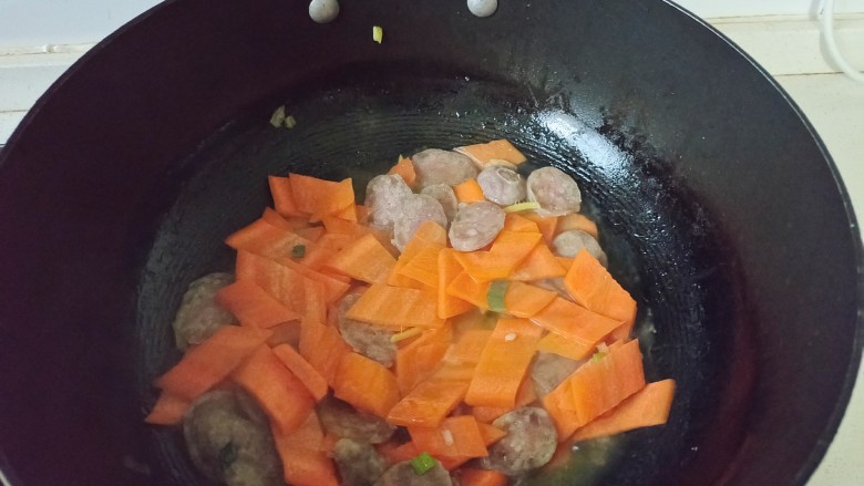 胡萝卜炒腊肉,加少许清水翻炒1分钟
