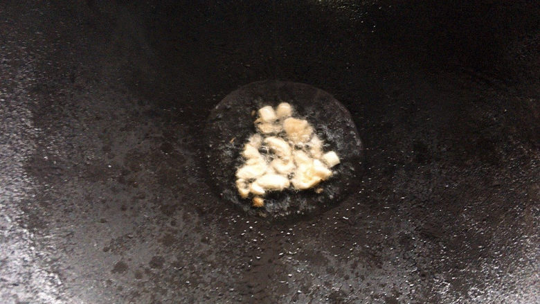 青椒炒平菇,锅烧热油加入蒜末