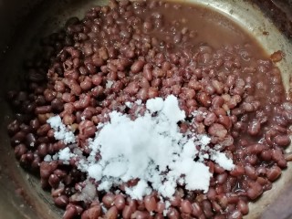 南瓜汤圆,加入适量白糖开始小火慢炒豆沙，并将豆沙碾碎