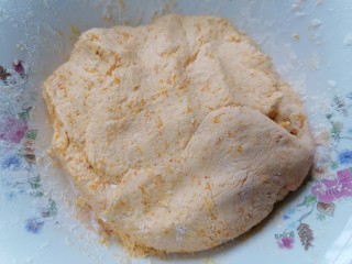 南瓜汤圆,揉成一个光滑不粘手的糯米团