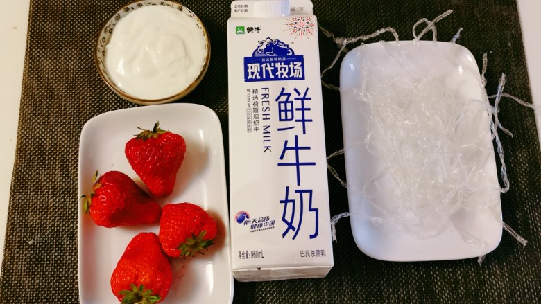 草莓奶冻,食材准备好。