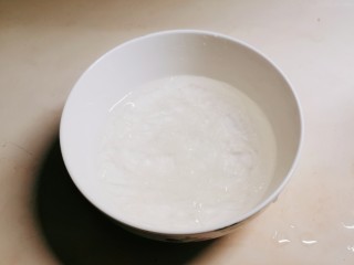 草莓奶冻,琼脂放入清水浸泡15分钟。