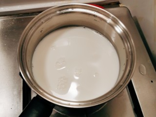 草莓奶冻,汤锅中倒入牛奶，开始小火加热。