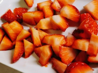 草莓奶冻,草莓切块备用。